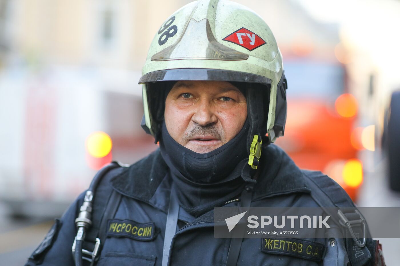 Fire erupts on roof of Pedagogical Book House in Moscow