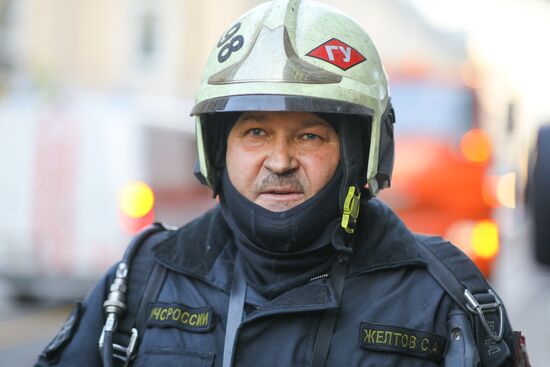Fire erupts on roof of Pedagogical Book House in Moscow