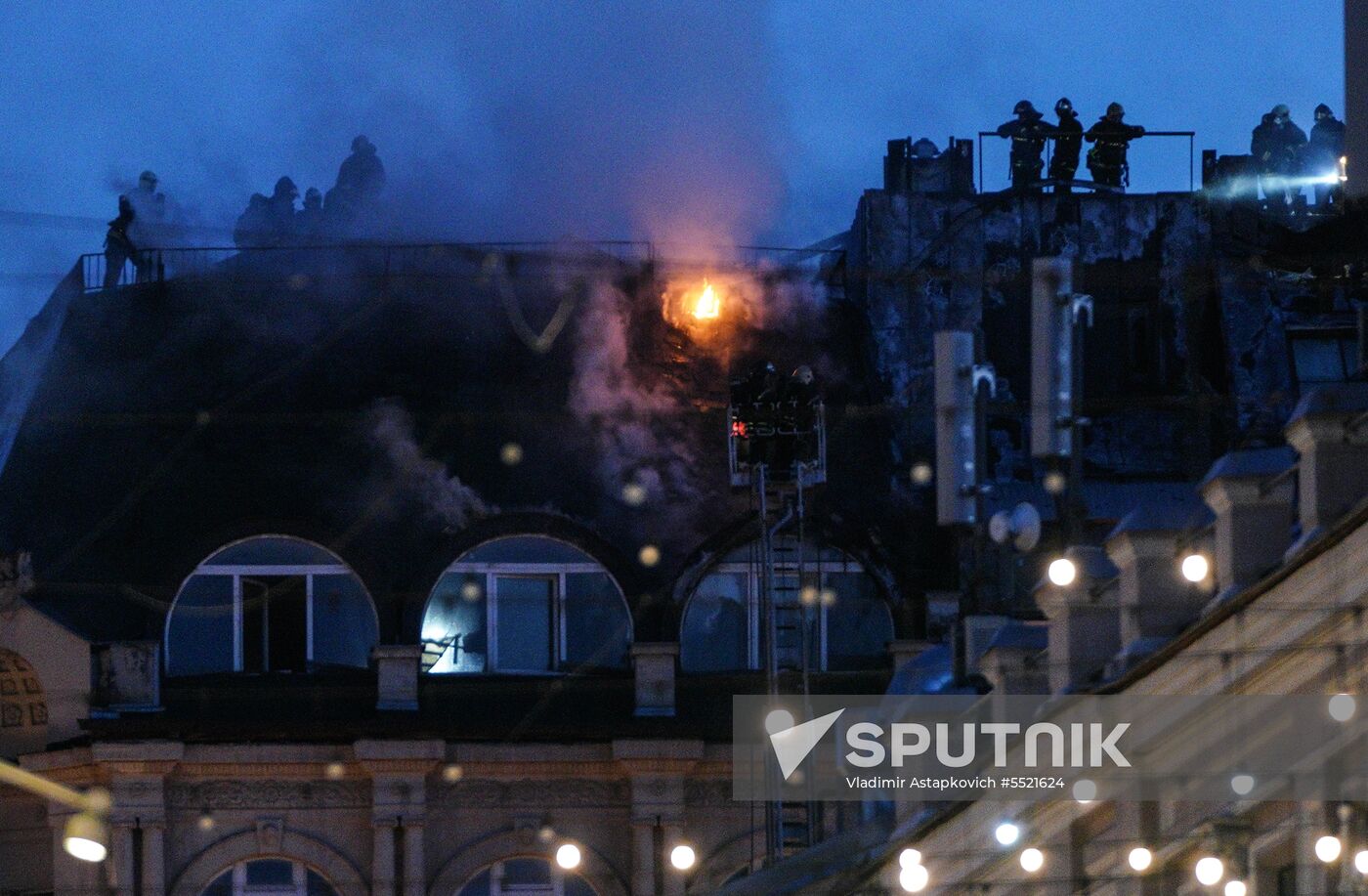 Fire erupts on roof of Pedagogical Book House in Moscow