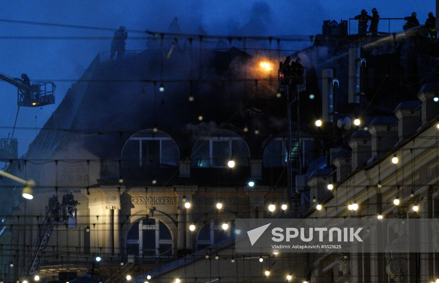 Fire erupts on roof of Pedagogical Book House in Moscow