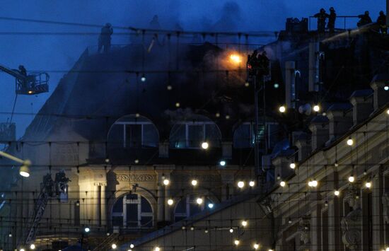 Fire erupts on roof of Pedagogical Book House in Moscow