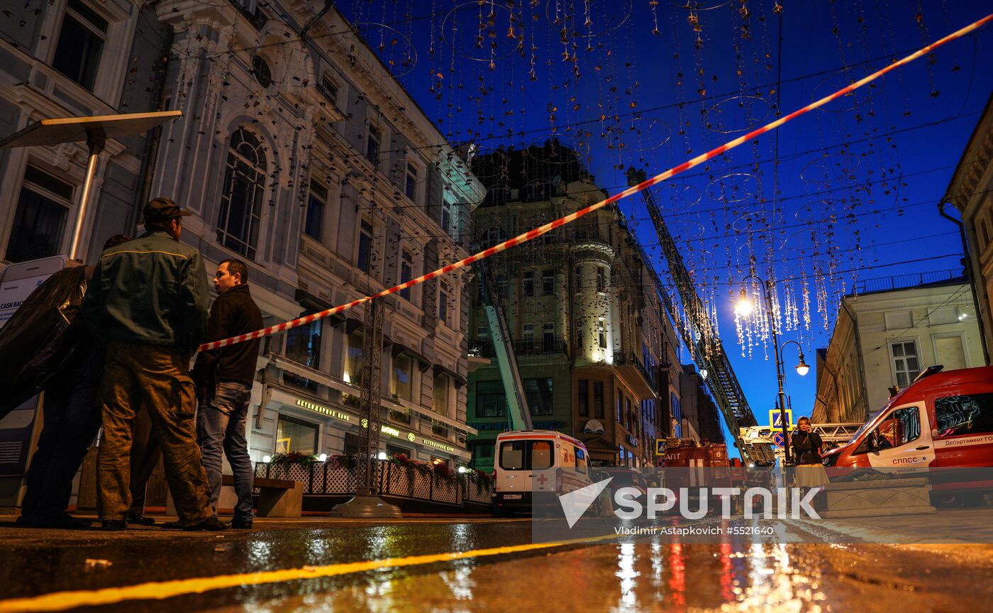 Fire erupts on roof of Pedagogical Book House in Moscow