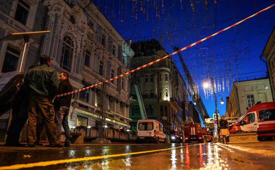 Fire erupts on roof of Pedagogical Book House in Moscow