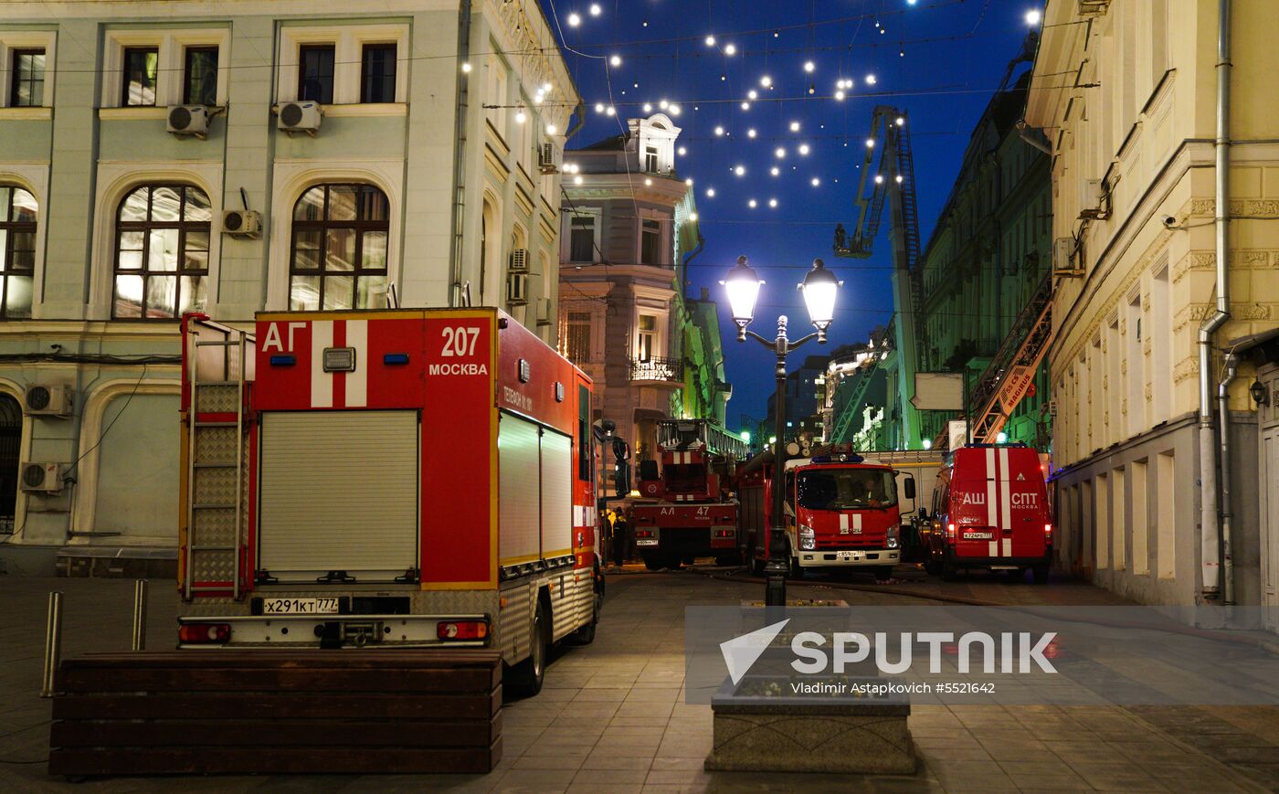 Fire erupts on roof of Pedagogical Book House in Moscow