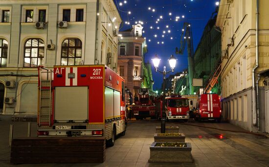 Fire erupts on roof of Pedagogical Book House in Moscow