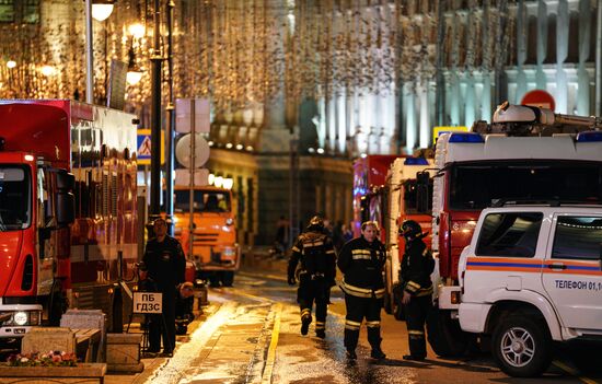 Fire erupts on roof of Pedagogical Book House in Moscow