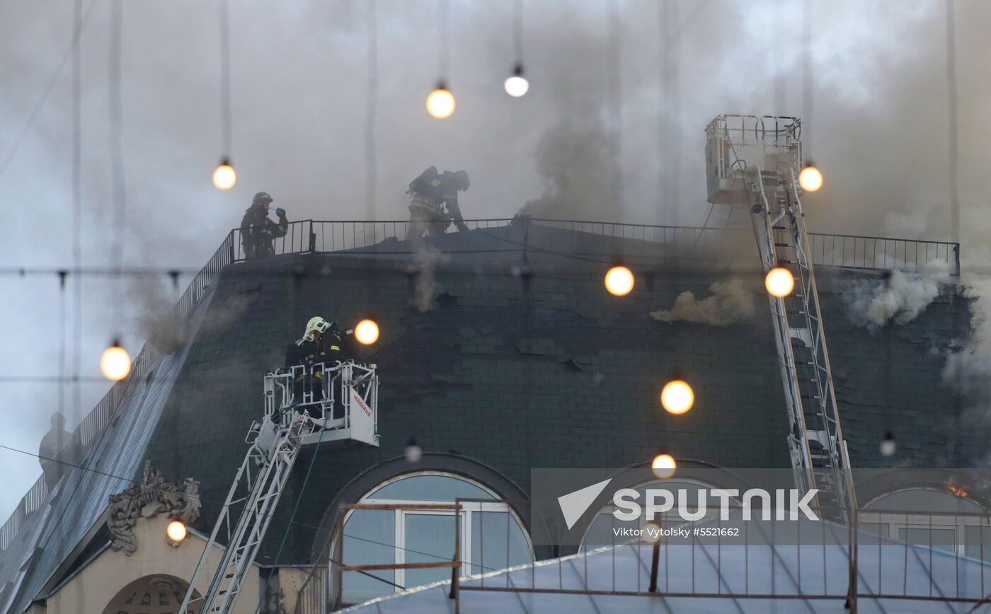 Fire erupts on roof of Pedagogical Book House in Moscow
