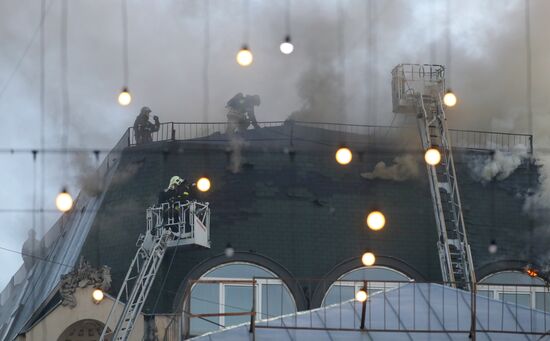 Fire erupts on roof of Pedagogical Book House in Moscow