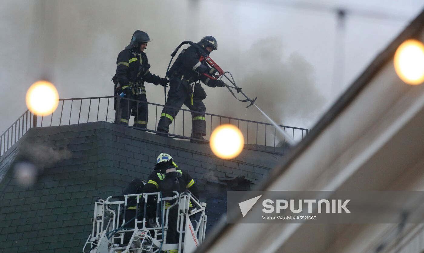 Fire erupts on roof of Pedagogical Book House in Moscow