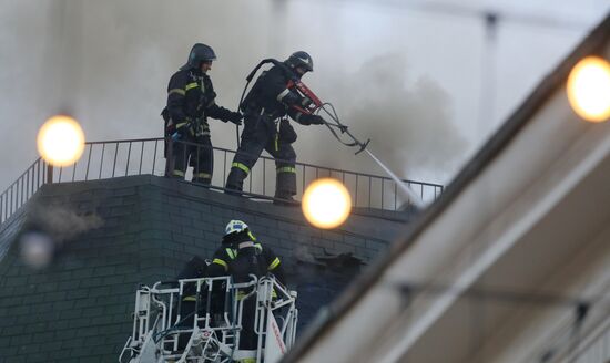 Fire erupts on roof of Pedagogical Book House in Moscow