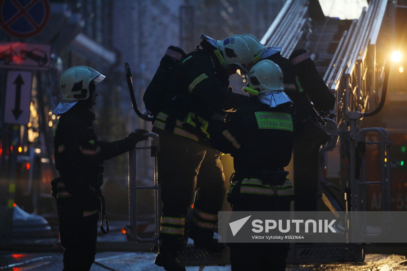 Fire erupts on roof of Pedagogical Book House in Moscow