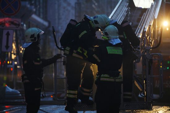 Fire erupts on roof of Pedagogical Book House in Moscow