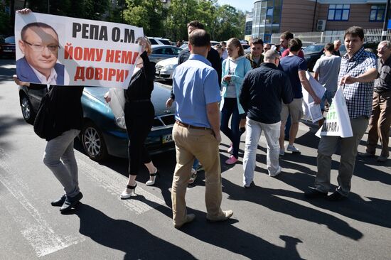 Protest in front of US Embassy in Kiev