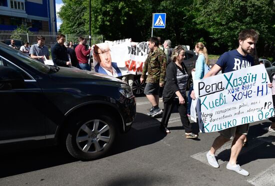 Protest in front of US Embassy in Kiev