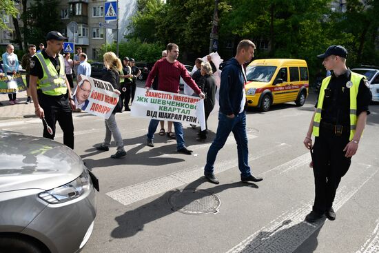 Protest in front of US Embassy in Kiev