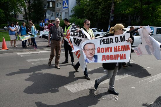 Protest in front of US Embassy in Kiev