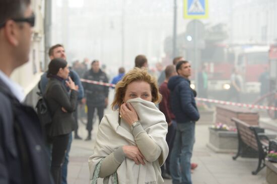 Fire erupts on roof of Pedagogical Book House in Moscow