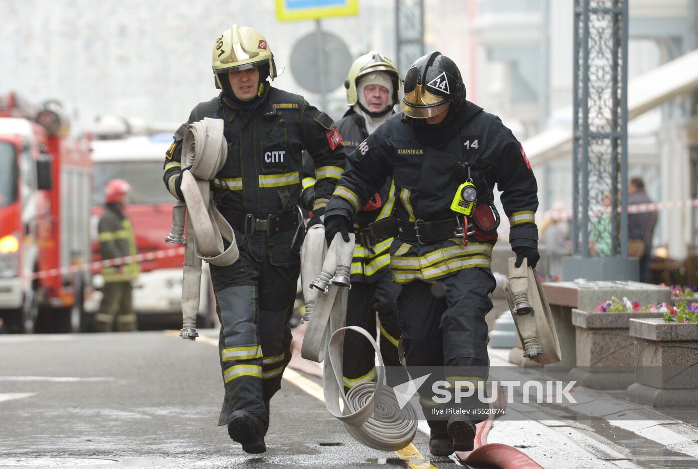 Fire erupts on roof of Teacher's Book House in Moscow