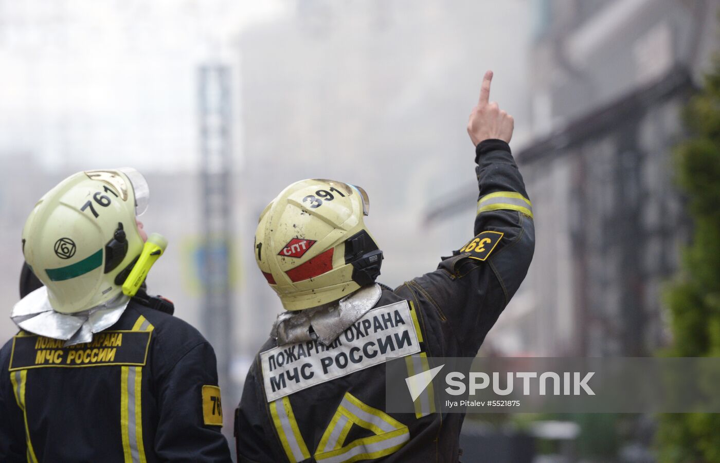 Fire erupts on roof of Teacher's Book House in Moscow