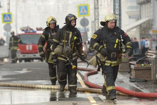 Fire erupts on roof of Pedagogical Book House in Moscow