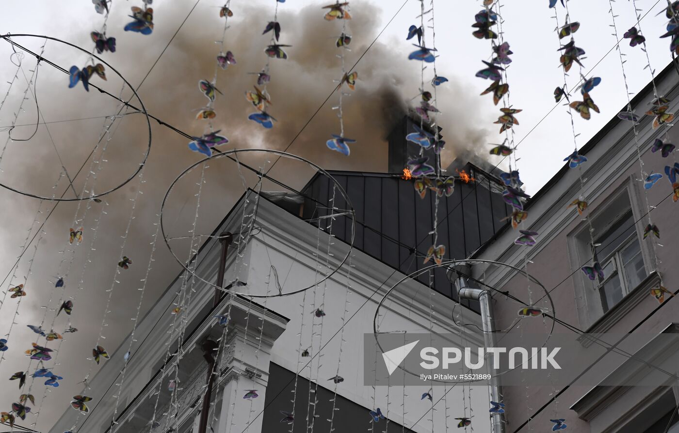 Fire erupts on roof of Pedagogical Book House in Moscow