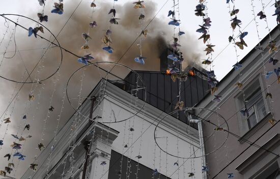 Fire erupts on roof of Pedagogical Book House in Moscow