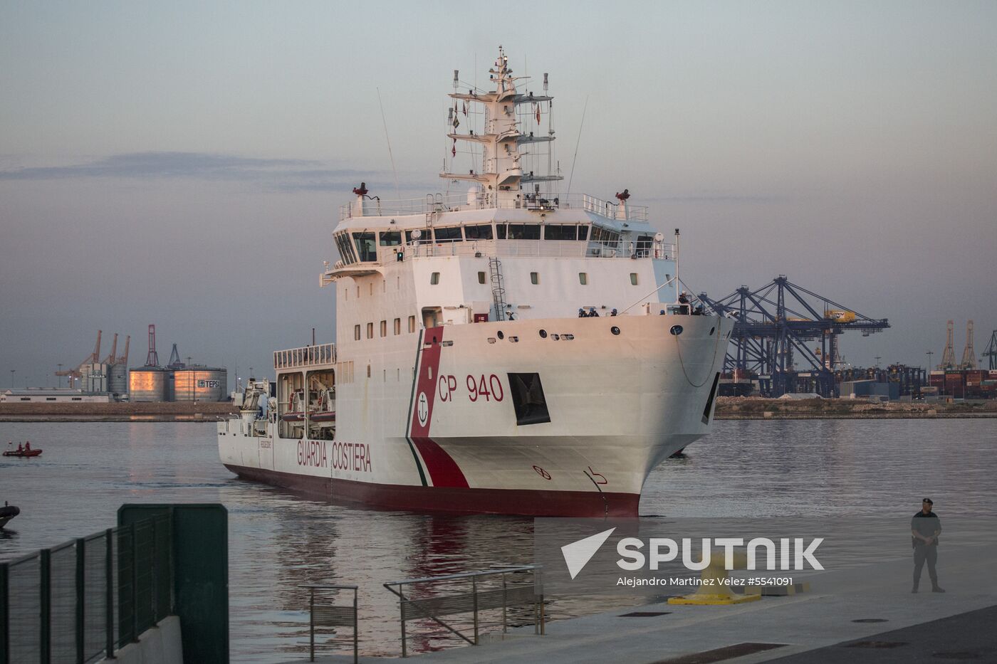 Three vessels carrying migrants dock in Spain