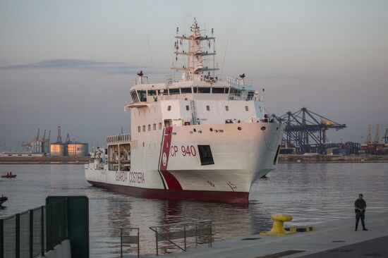 Three vessels carrying migrants dock in Spain