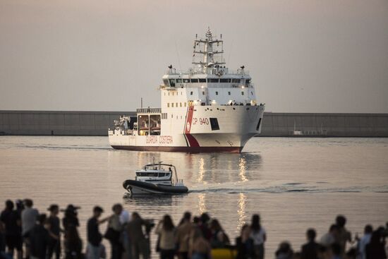 Three vessels carrying migrants dock in Spain