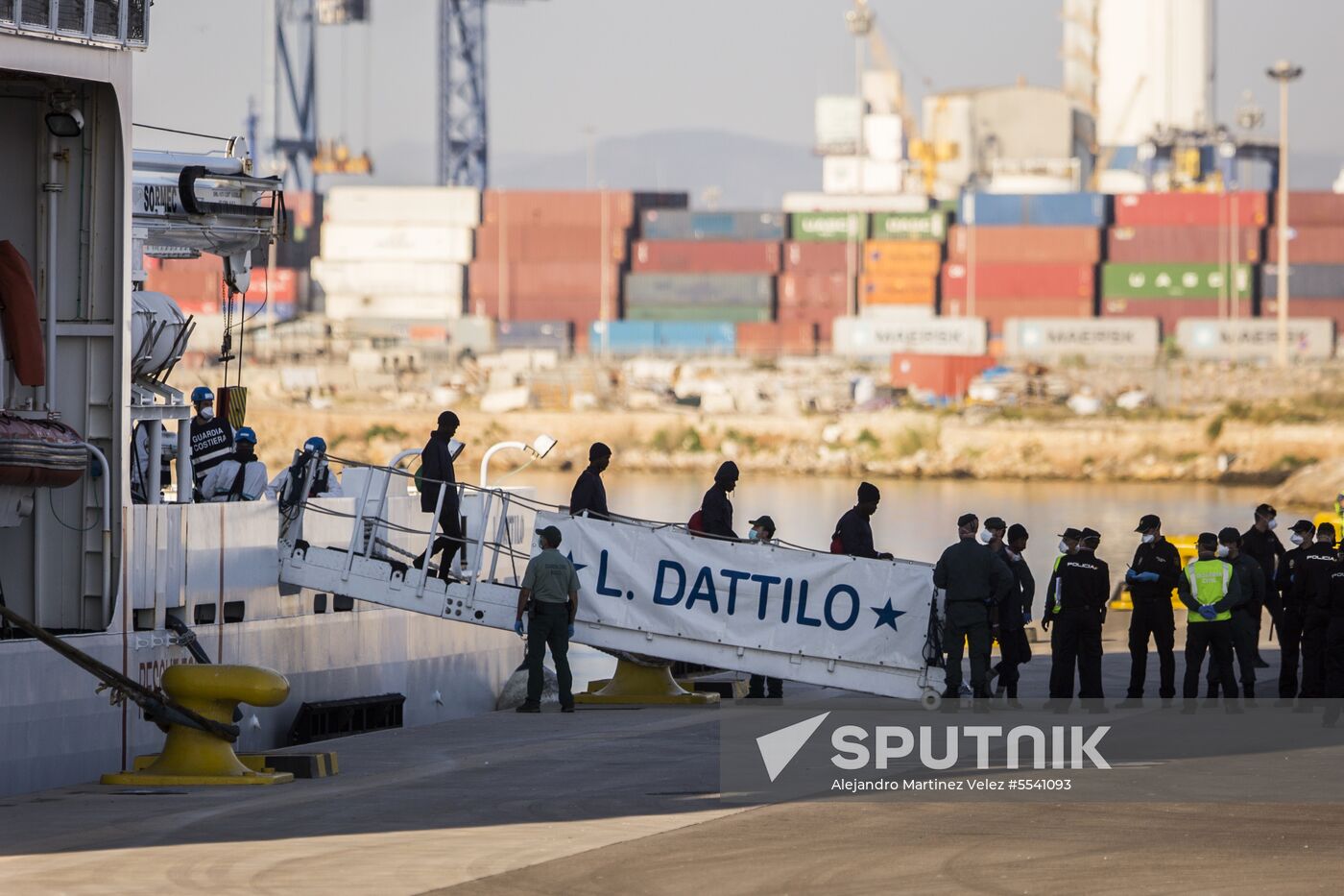 Three vessels carrying migrants dock in Spain