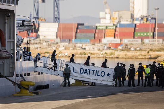 Three vessels carrying migrants dock in Spain
