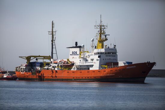 Three vessels carrying migrants dock in Spain