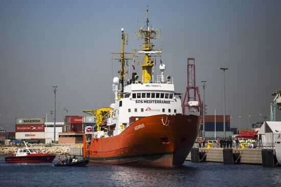 Three vessels carrying migrants dock in Spain