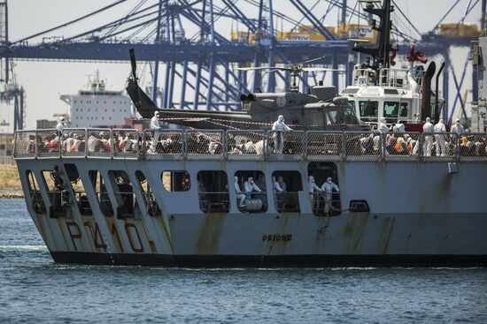 Three vessels carrying migrants dock in Spain