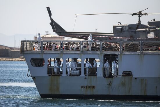 Three vessels carrying migrants dock in Spain