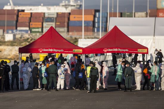 Three vessels carrying migrants dock in Spain