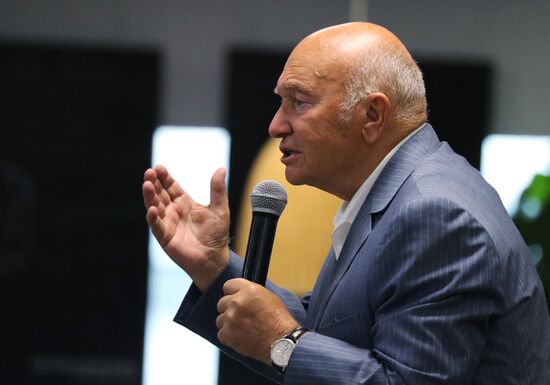 Yury Luzhkov presents book 'Russia is at the Crossroads... Deng Xiaoping and spinsters of monetarism'