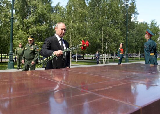 President Vladimir Putin and Prime Minister Dmitry Medvedev attend wreath-laying ceremony at Tomb of Unknown Soldier