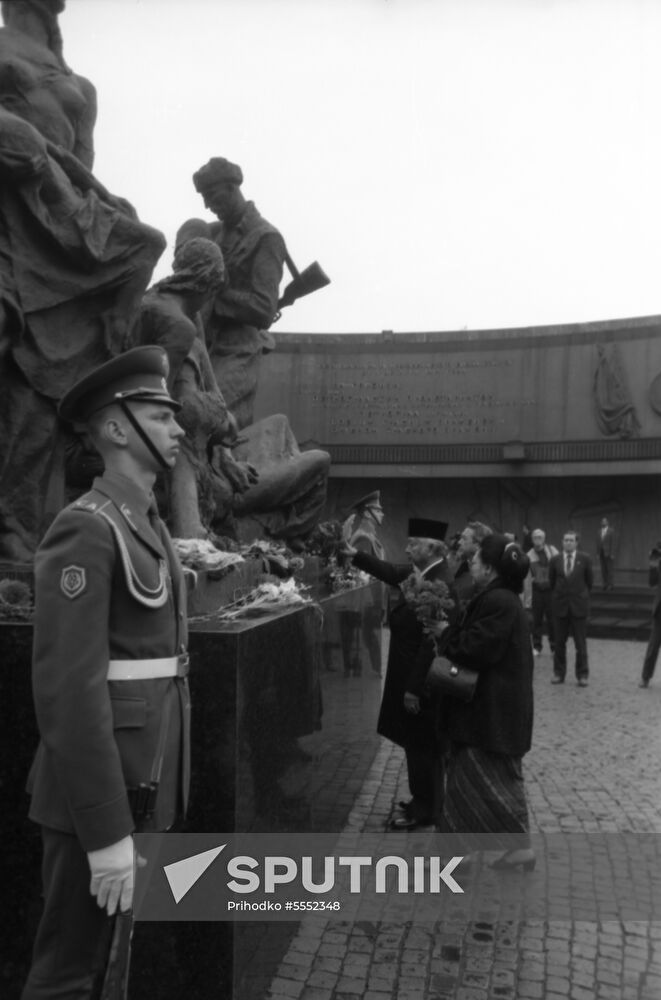 Indonesian President Soeharto visits USSR