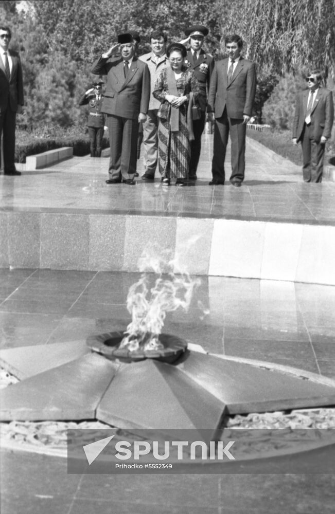 Indonesian President Soeharto visits USSR