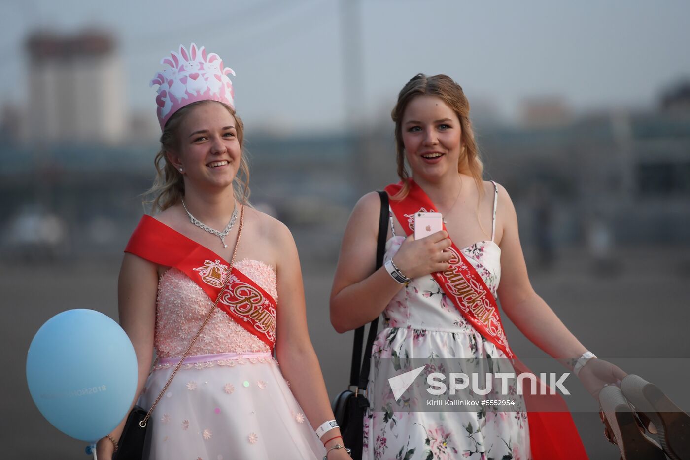 Moscow school leavers celebrate graduation 2018