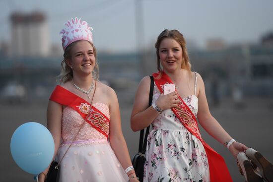 Moscow school leavers celebrate graduation 2018