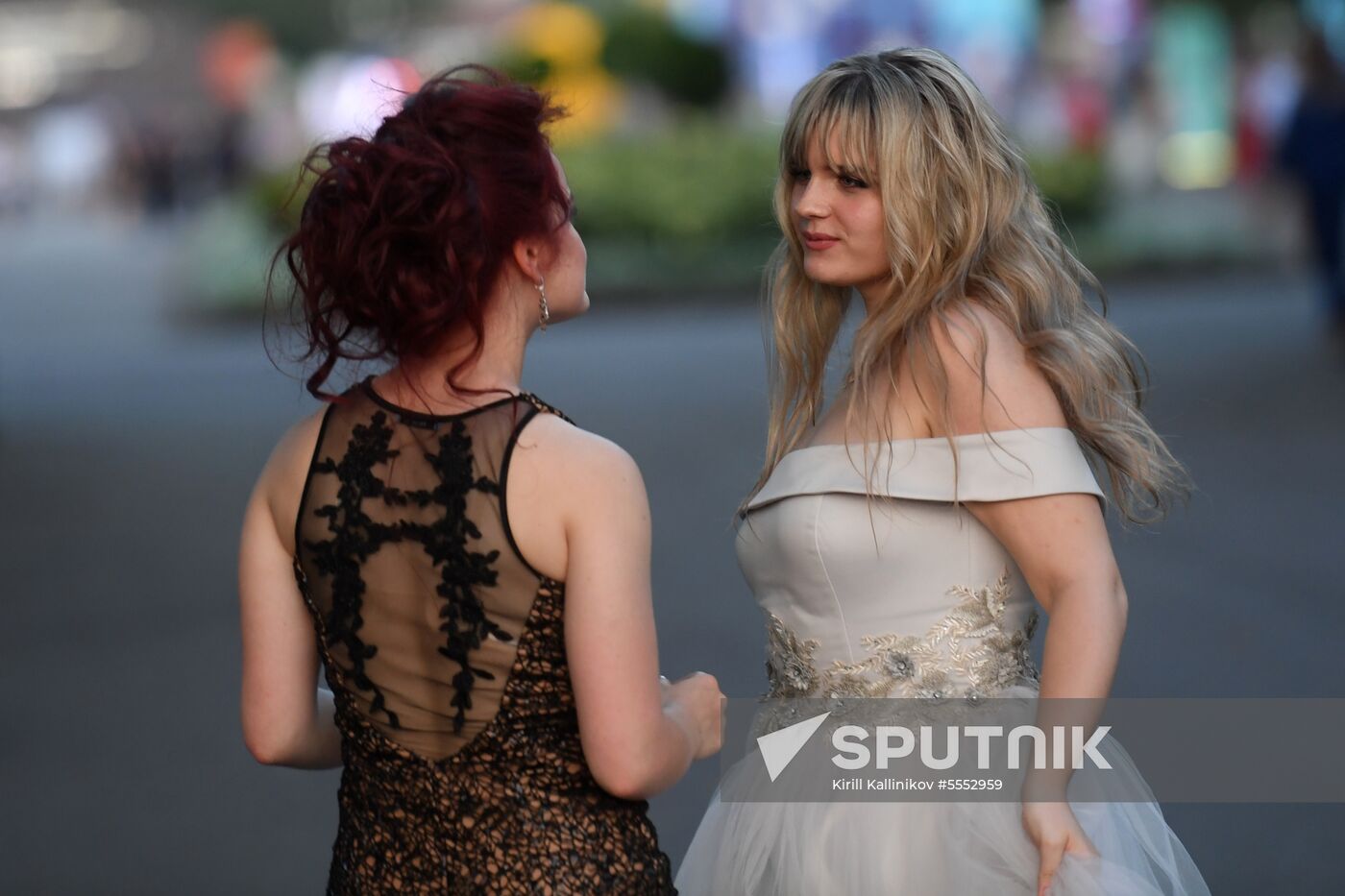 Moscow school leavers celebrate graduation 2018