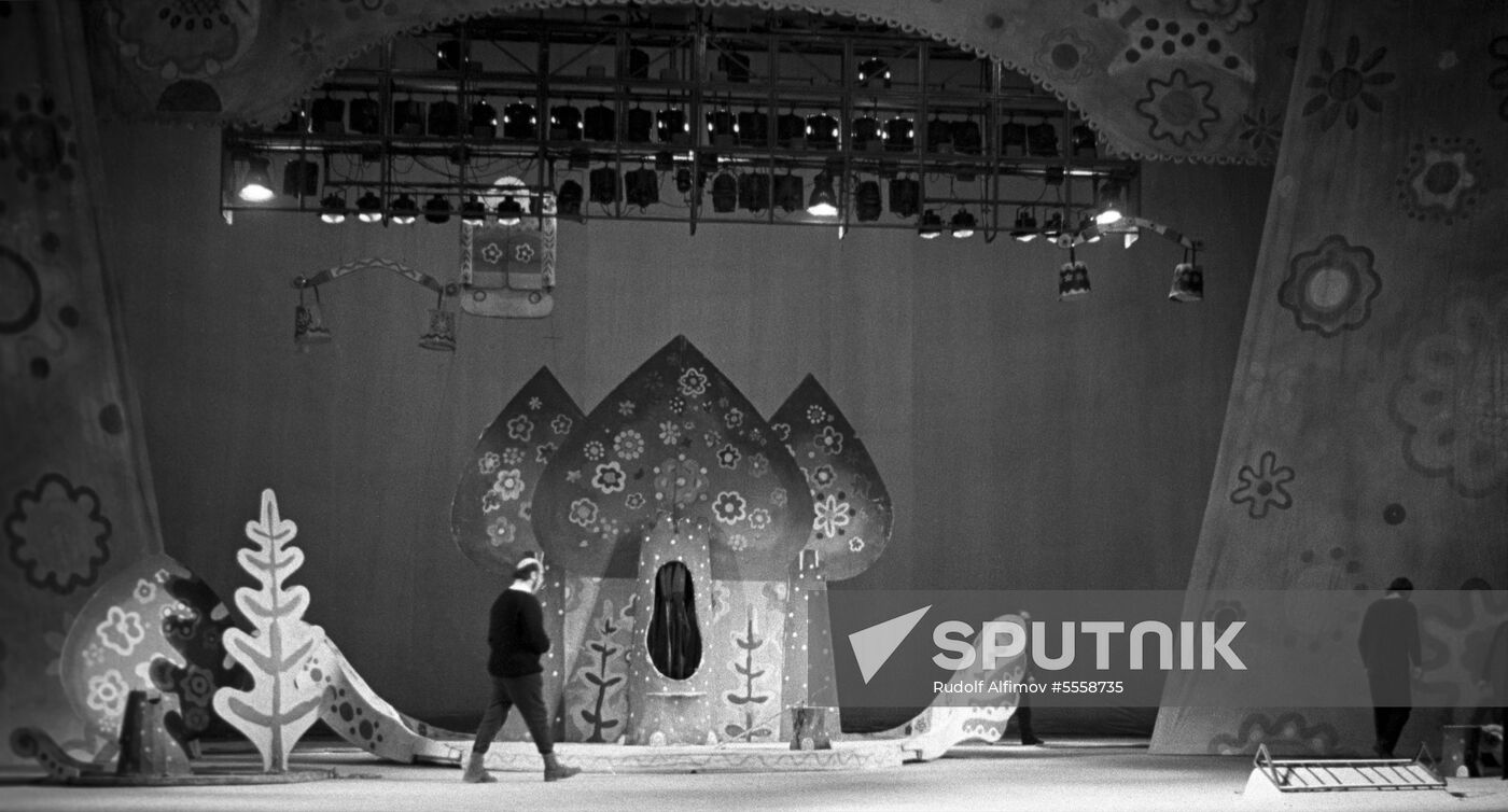 Theatrical artist Zmoiro
