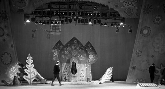 Theatrical artist Zmoiro