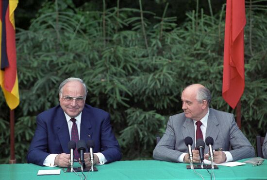 Mikhail Gorbachev and Helmut Kohl