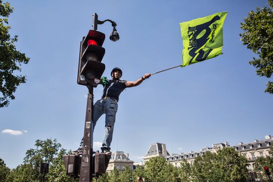 Anti-government rally in Paris