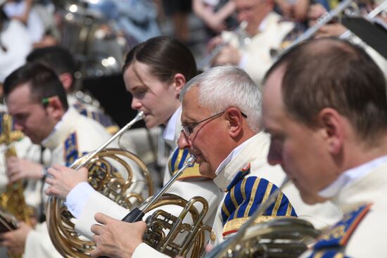 Presidential orchestra performs in Alexander Gardens