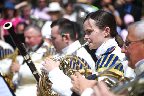 Presidential orchestra performs in Alexander Gardens