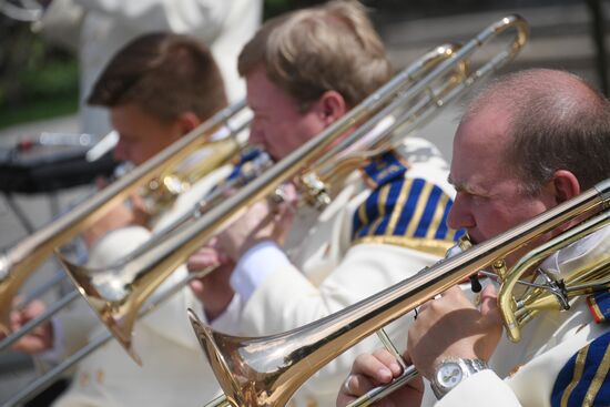 Presidential orchestra performs in Alexander Gardens